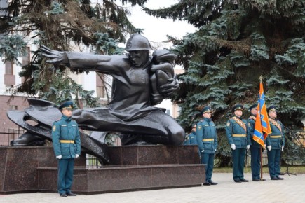 Начальник УТ МВД России по ПФО генерал-майор полиции Игорь Авдеев принял участие в торжественной церемонии открытия обновлённого мемориального комплекса пожарным и спасателям, погибшим при исполнении служебного долга