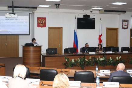 Итоги летней оздоровительной кампании 2025 года обсудили на первом заседании постоянной комиссии по социальной политике