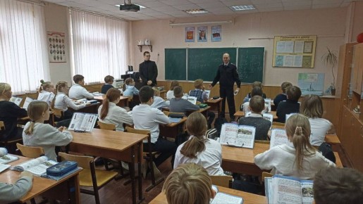 Сотрудники нижегородской транспортной полиции напомнили школьникам о безопасности