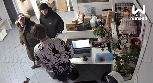 Два агрессивных типа напали на сотрудника и разгромили пункт выдачи заказов в Нижнем